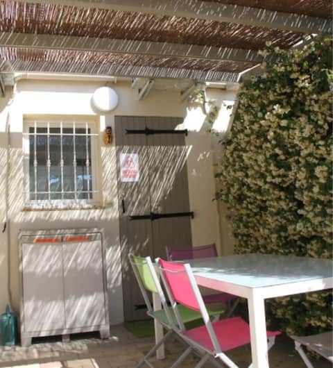 Maison avec terrasse au soleil, très bien placée.