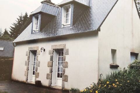 Pequeña casa bretona con madera de abeto.