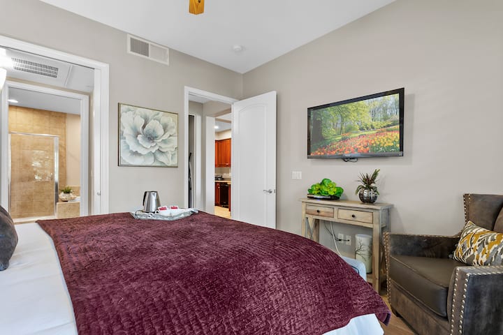 Second bedroom. The bathroom can be used as a main bath or blocked off at a un suite. Smart TV in both bedrooms.