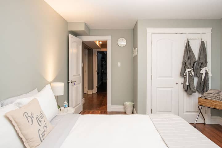 This photo shows a queen bed, however it has been upgraded to a king recently!