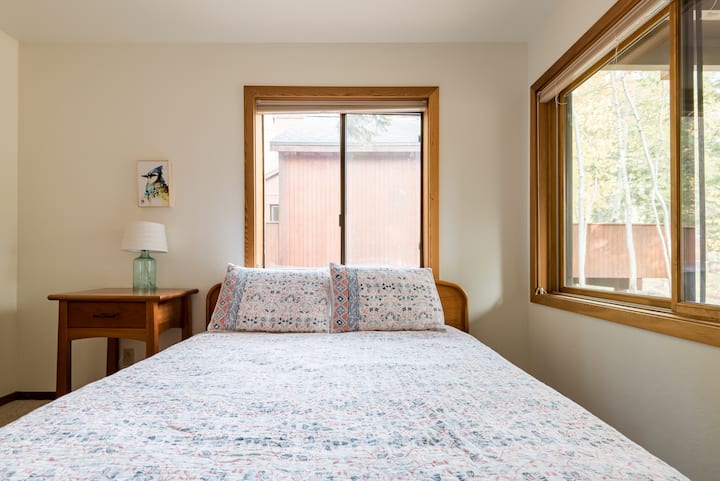 2nd bedroom with incredibly comfortable queen bed. 