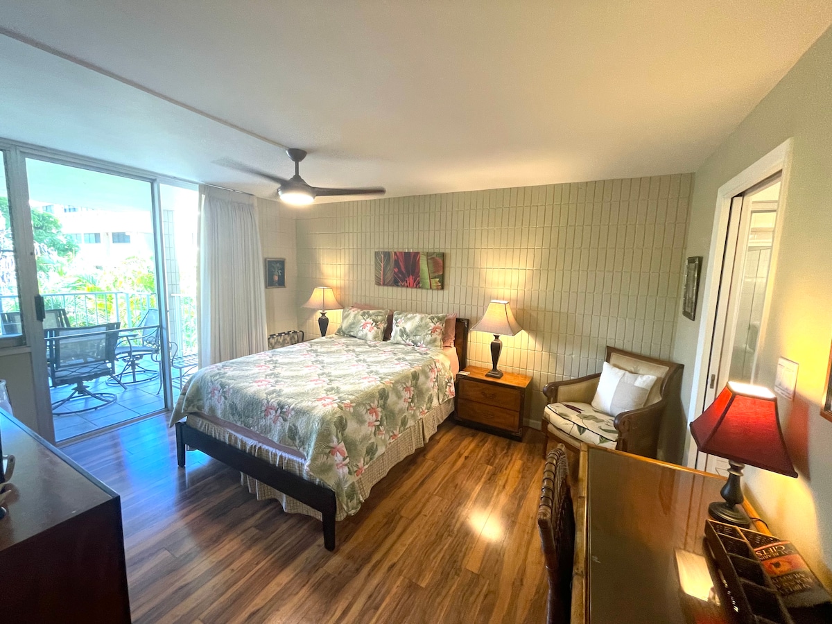 מיטה נוחה מאוד. בחדר השינה הראשי יש דלת הזזה מזכוכית שמובילה ללאנאי, שמיכות טומי בהאמה, כיסא טומי בהאמה ושולחן כתיבה.