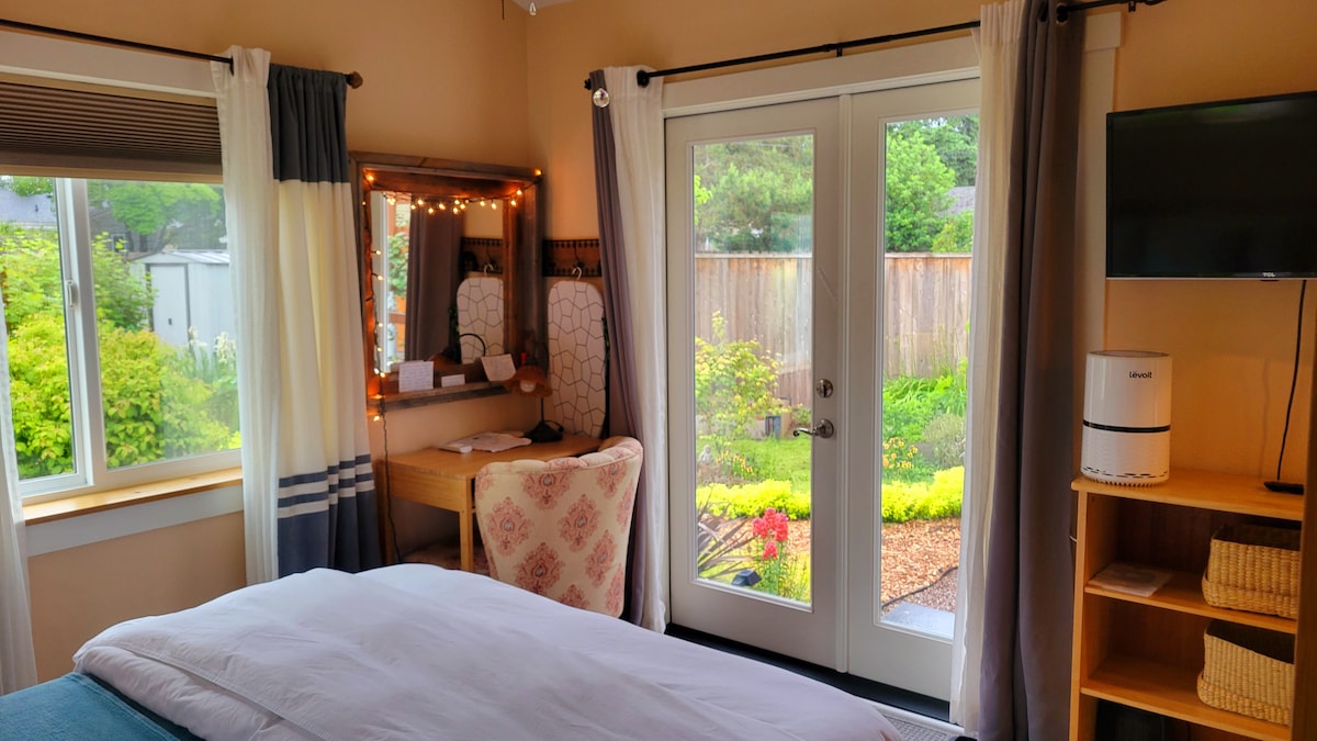 استمتع بإطلالة على الحديقة من غرفة النوم.