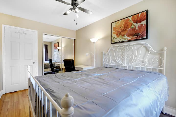 Dhoma e dytë e gjumit me krevat dopio "queen" dhe tavolinë pune