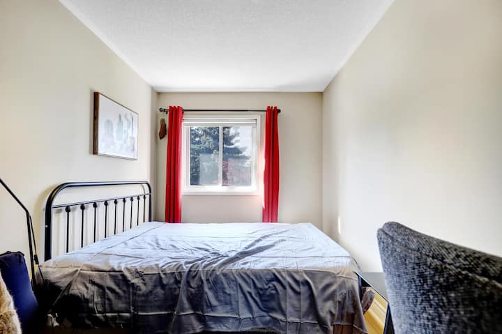 Dhoma e tretë e gjumit, me krevat dopio "queen", divan dhe tavolinë pune