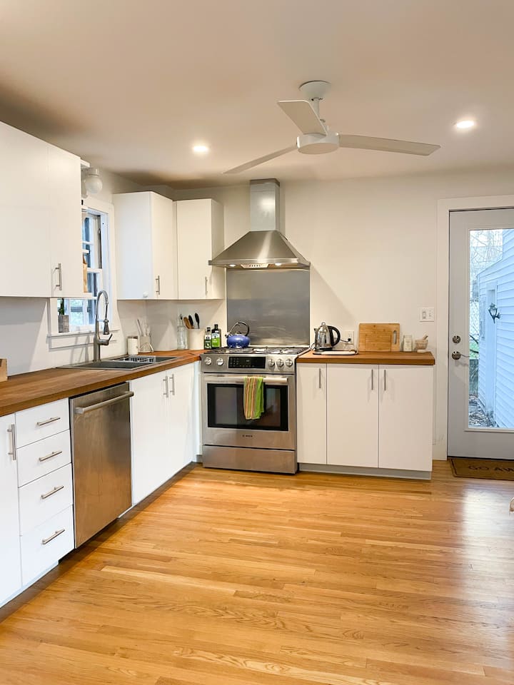 Private Two Bedroom Townhouse - 프로비던스