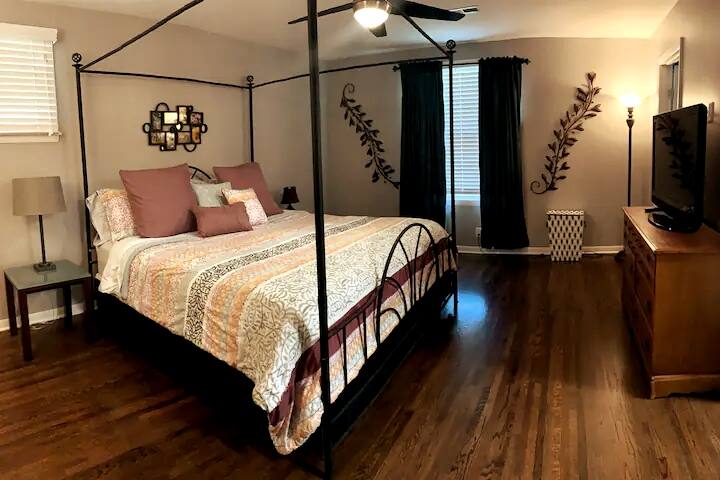 Sleep on a King: Suburban Nashville Getaway