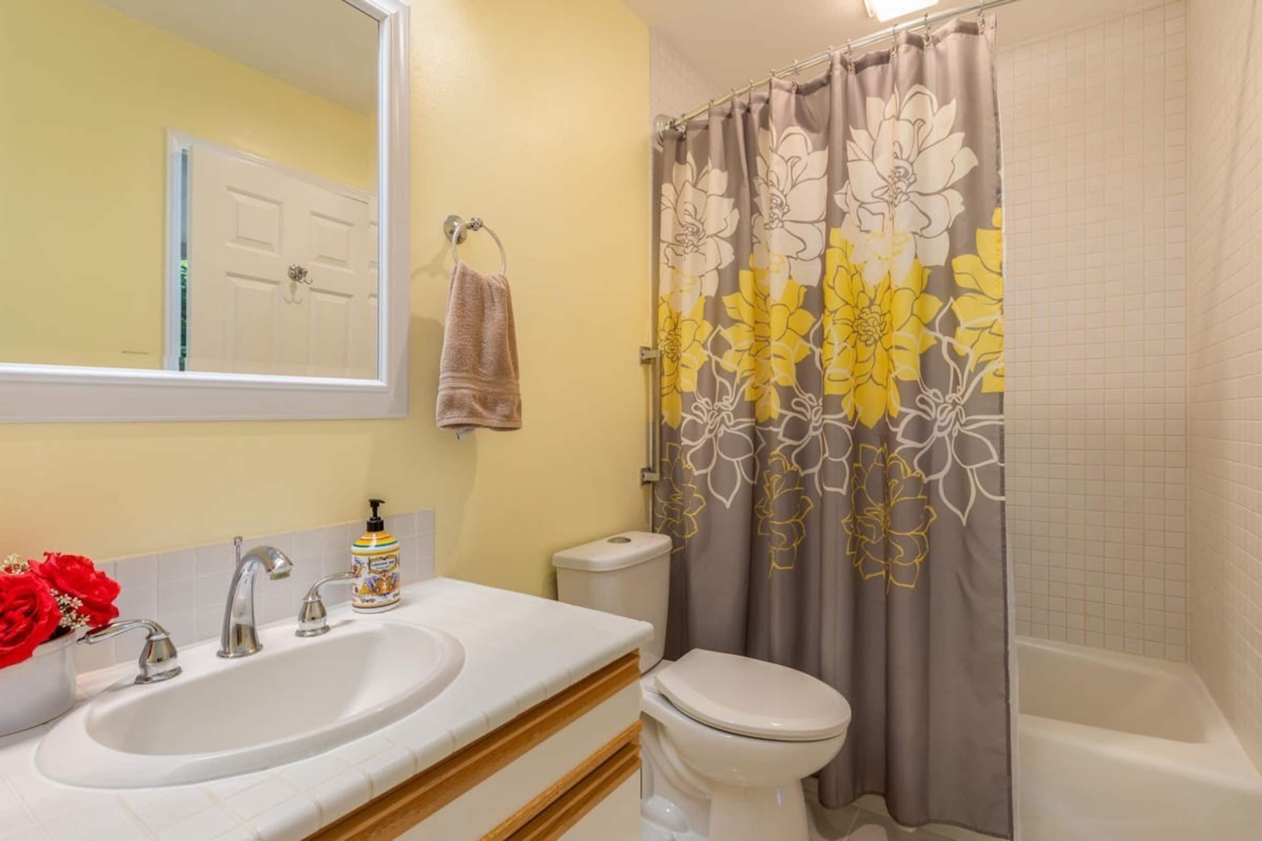 Condo in Kailua-Kona · ★4.88 · 2 bedrooms · 4 beds · 2.5 baths - Image 21