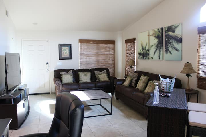 Disfruta de un café mientras ves la televisión.