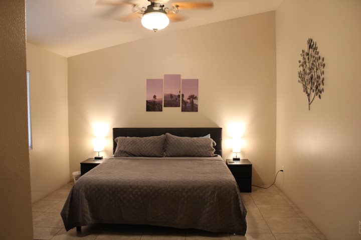 Dormitorio principal con cama tamaño king de espuma viscoelástica para una noche de sueño reparador.