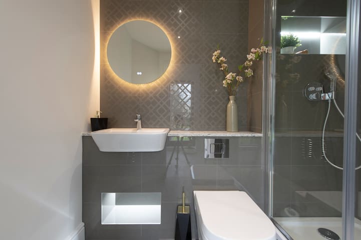 Lovely 3 bedroom duplex in Aldgate gallery image 5