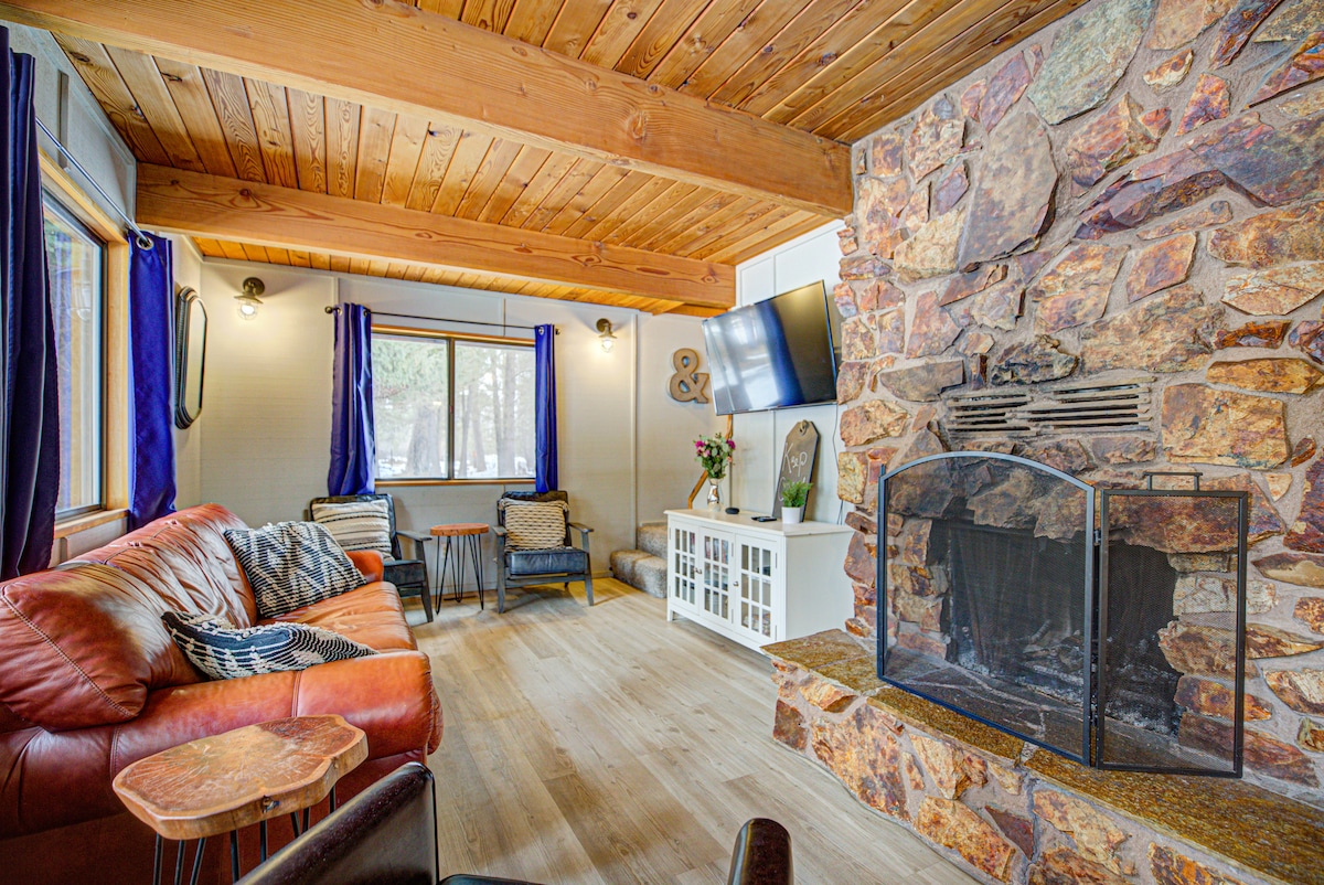 Sala de estar con una verdadera chimenea y servicio de streaming en TV en vivo. 