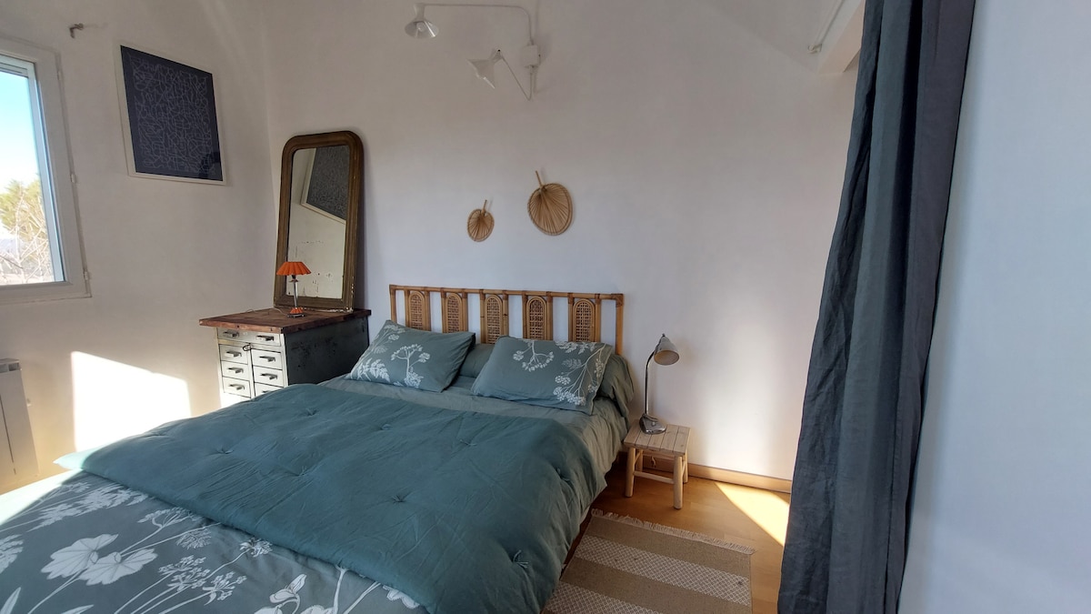 bedroom with queen bed and storage 