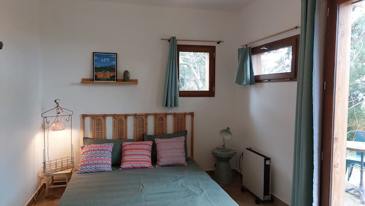 Dhomë gjumi me hyrje të pavarur
 krevat dopio "queen"