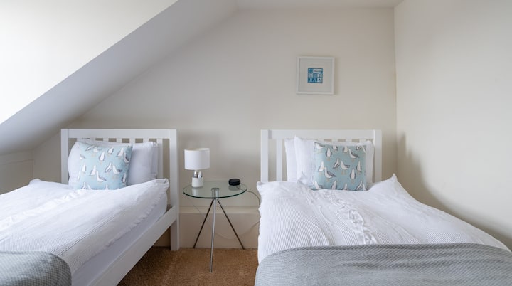 Second bedroom with twin single beds