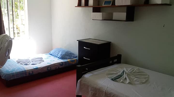 Spálňa #4- s dvoma samostatnými lôžkami a ventilátorom v izbe. Izba č.4 s dvoma samostatnými lôžkami a stojacim ventilátorom.