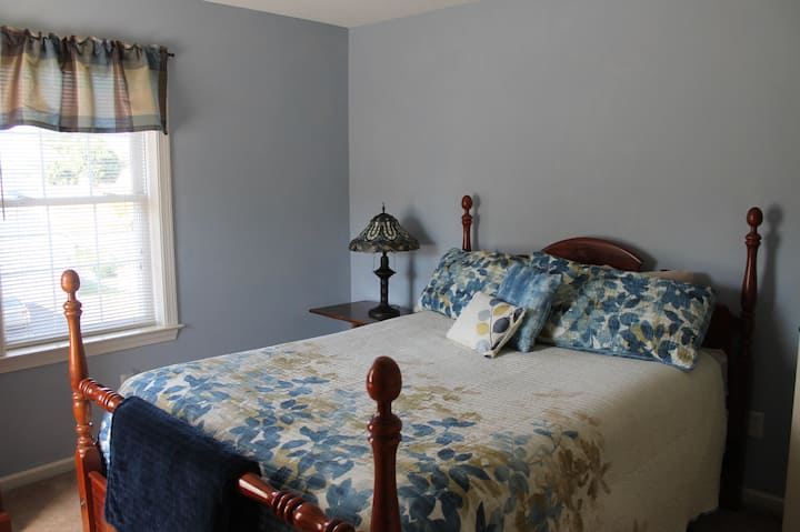 เตียงควีนไซส์ในห้องนอนสีฟ้า