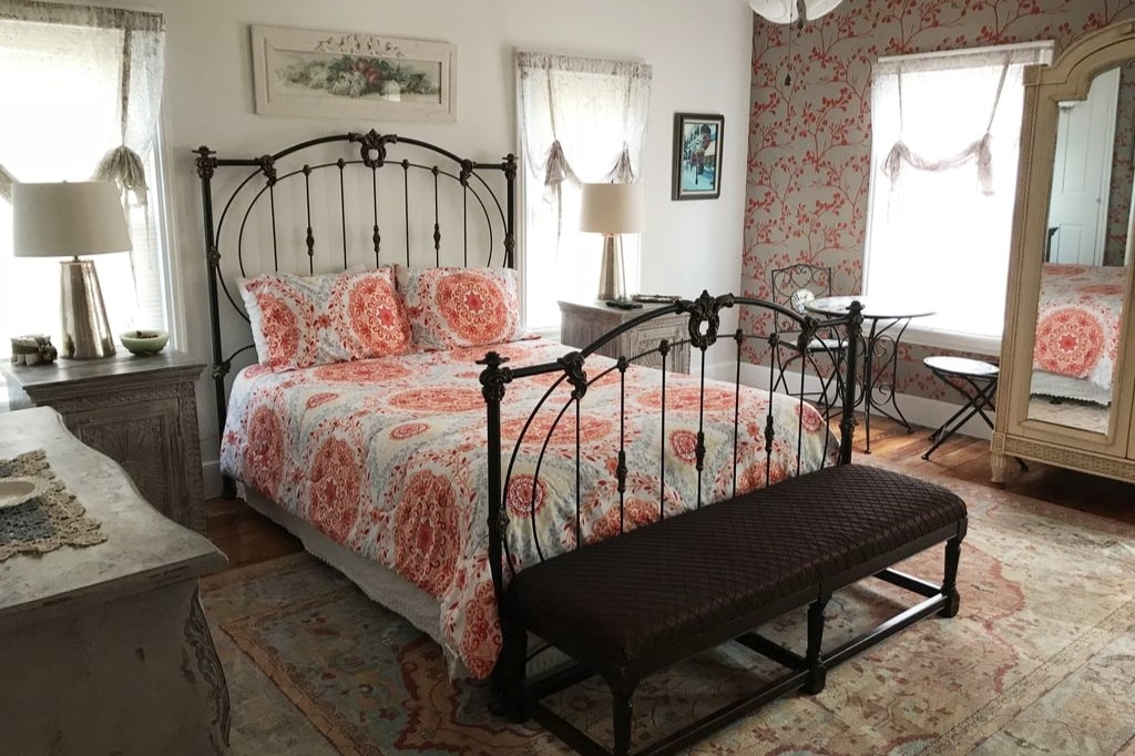 Спалня на трети етаж с голямо двойно легло