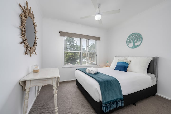 Queen size BR 2 with bathroom & double glazed windows. Large empty wardrobe with plenty of hanging space & shelves.
The bed is super comfortable! The window blind is full blackout quality.