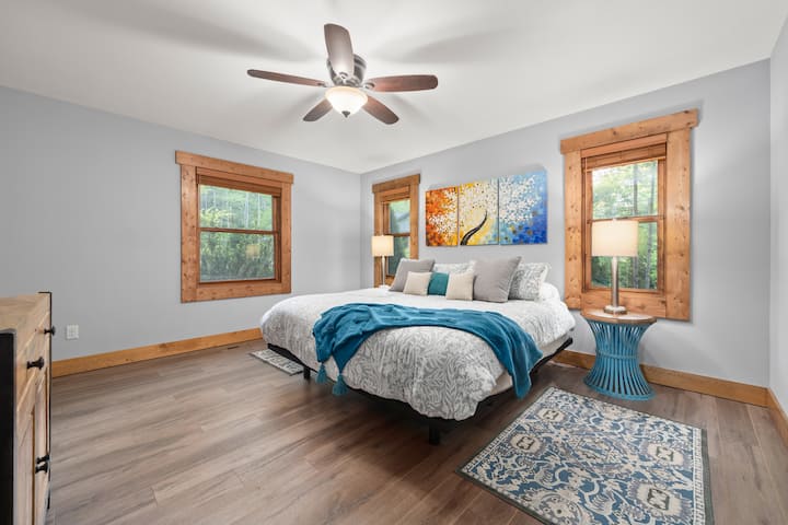 Dhoma kryesore e gjumit është e pajisur me një krevat dopio "king" që është plotësisht i rregullueshëm. Një prekje e butonit do të ngrejë/ulë kokën dhe këmbët në pozicionin optimal. 