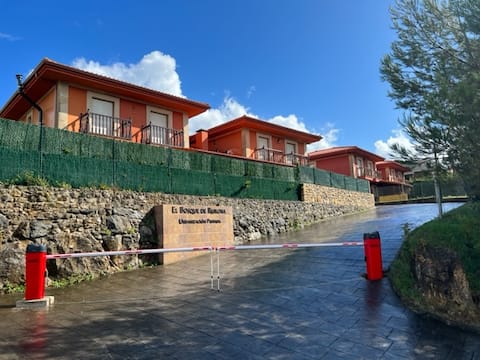 Beautiful Chalet "El Olivo" 1 km from Comillas