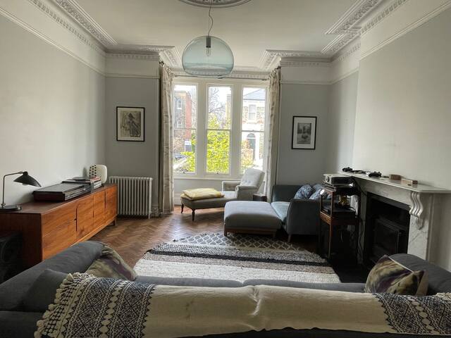 Large 5 bed Victorian family house & big garden. gallery image 5