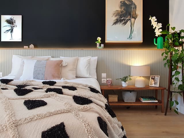 Artistic Apartment Next to The Acropolis II