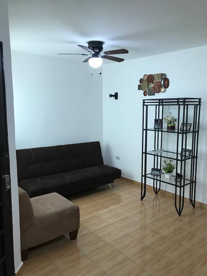 Дневна соба со брачен кауч на спуштање и клима уред