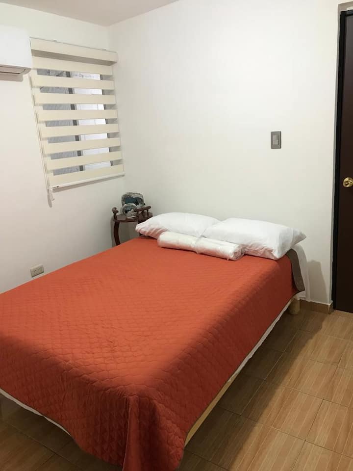 Спална соба со брачен кревет, клима-уред