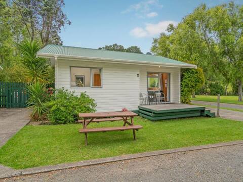 2-bedroom Family Unit Stones throw to beach!