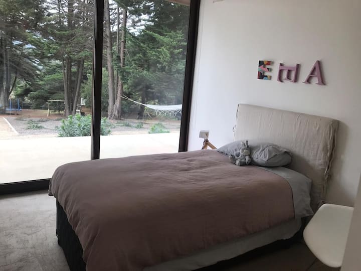 חדר שינה שני עם 2 מיטות (אחת מתחת לשני)