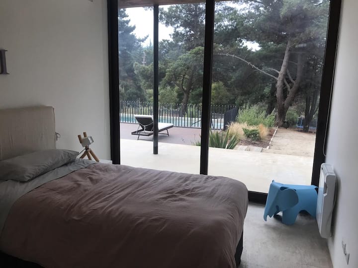 חדר שינה עם 2 מיטות (אחת מתחת לשני)