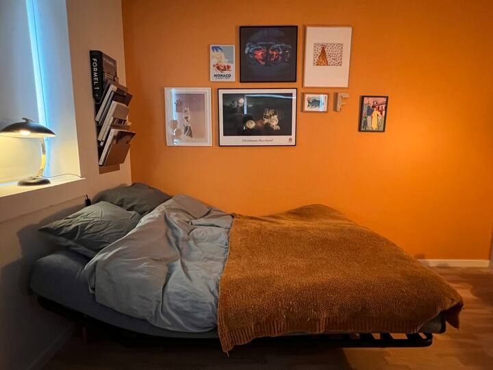 Soveværelse 4: Sammenklappelig sofa, 200x140 cm og arbejdsstation.