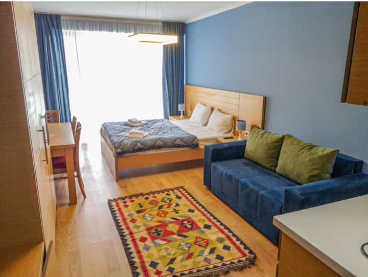 Je to garsónka napojená na byt s jednou spálňou.  Pohovka sa rozprestiera na spanie pre 2 osoby.  Jedálenský stôl môže pojať 4 osoby.  Kuchyňa je vybavená elektrickým sporákom s 2 sporákmi, mini chladničkou a rýchlovarnou kanvicou.