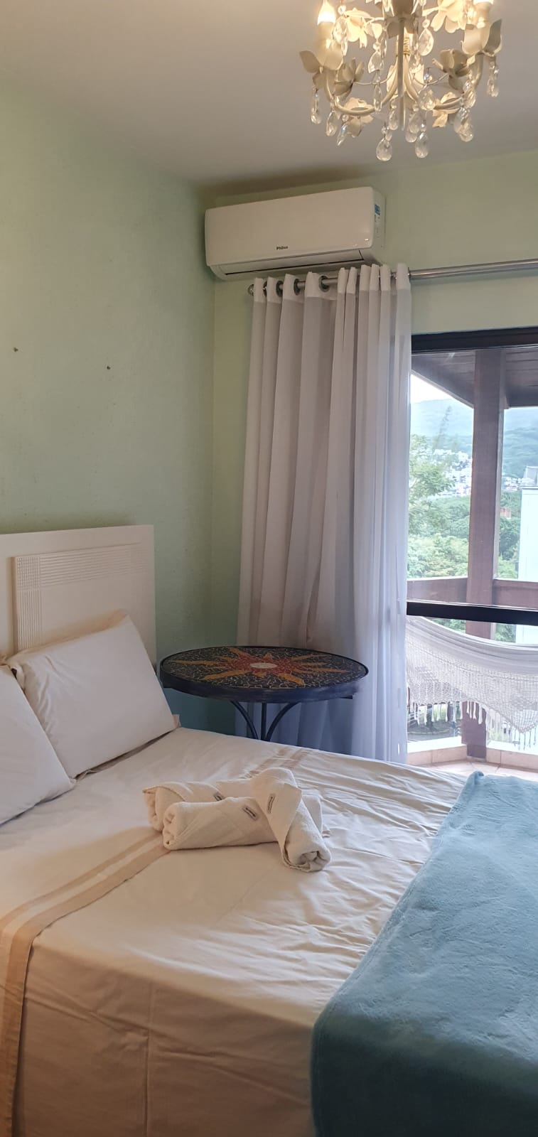 Dormitorio 3 con balcón y vistas a la zona verde.