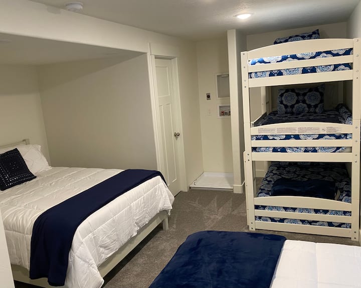 Сутерен „семейна спалня“ с 2 двойни легла и тройно легло. За 7 души