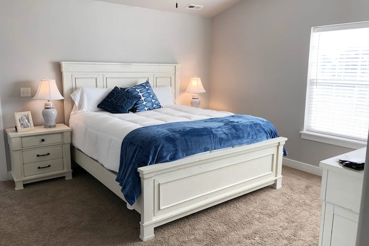 Основна спалня с двойно легло king size.  Също така разполага с основната баня и дрешник.