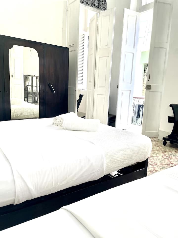 Prostor za najviše troje ljudi s dva kreveta
Veličina kreveta je mala, oko 110 x 200
Veličina kreveta je otprilike 160 x 200