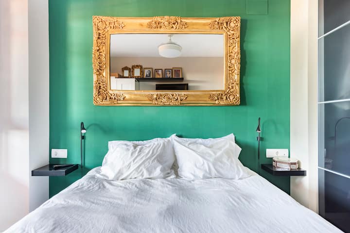 חדר שינה עם מיטה בגודל 150 ס"מ
