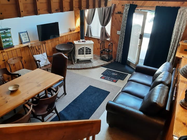 Vista desde la cocina hasta la entrada este y la zona de comedor familiar.