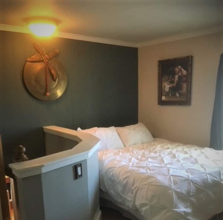 Suite del dormitorio principal del segundo piso, con baño completo y sala de estar.  ¡Mucho sol!