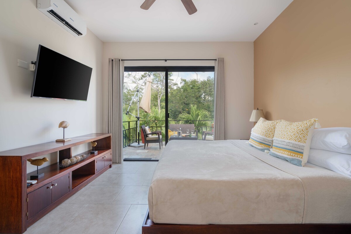 Spavaća soba br. 2 na katu,
bračni krevet (širine 180-179 cm), klima-uređaj, stropni ventilator, Jack & Jill puna kupaonica, posteljina, zavjese za zamračivanje, TV,  namještena terasa