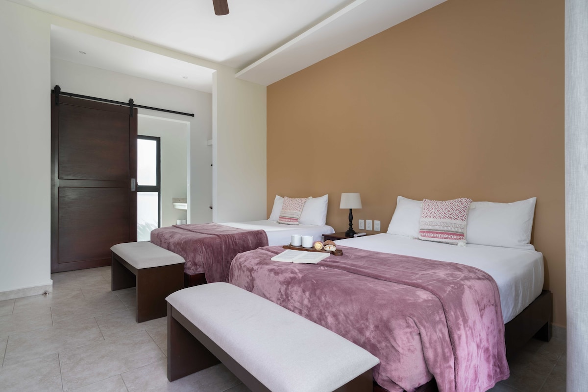 Spavaća soba br. 4 na katu,
2 kreveta pune veličine, klima-uređaj, stropni ventilator, kupaonica s WC-om, posteljina, zavjese za zamračivanje, terasa s ljuljačkom i bazenom s pogledom