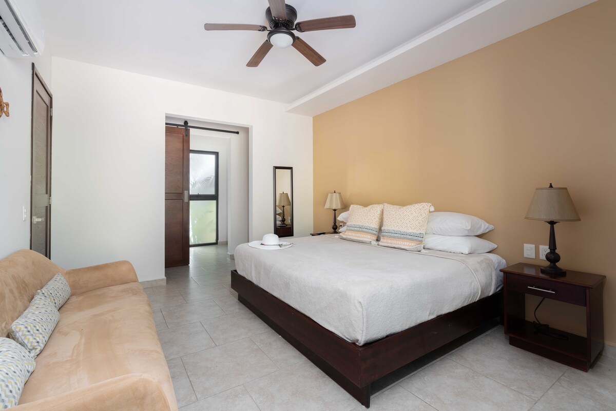 Spavaća soba s bračnim krevetom u prizemlju uz bazen s kupaonicom