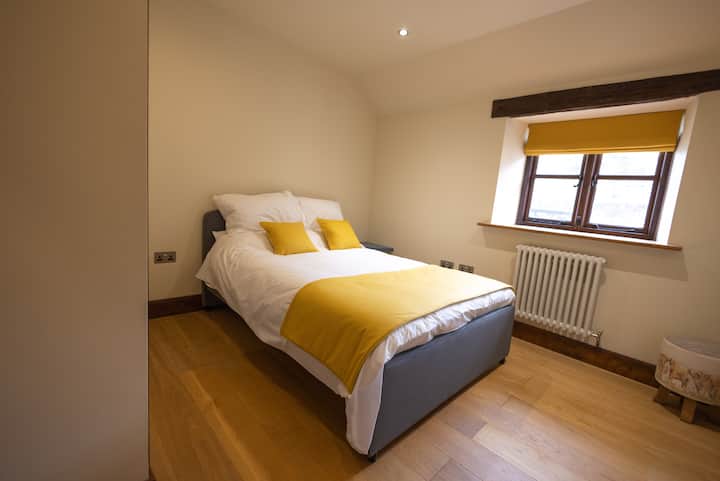 双人卧室，稳定翅膀配有合身衣柜