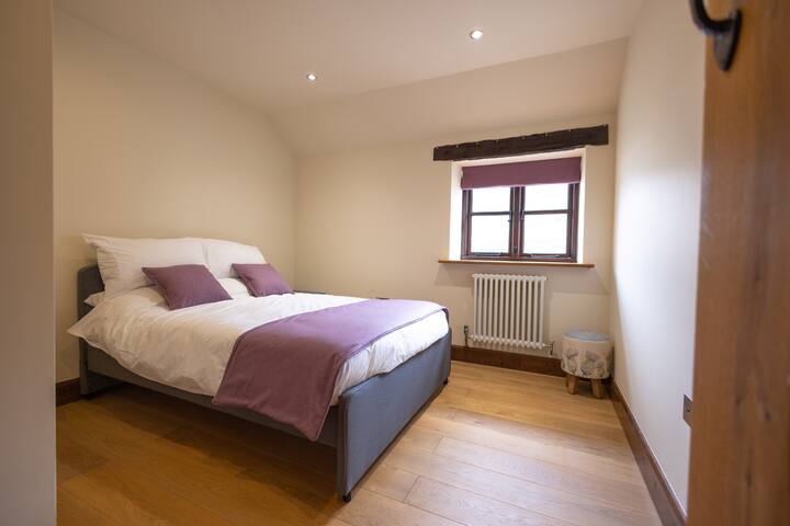 「稳定翼」双人卧室，配备合适的衣柜