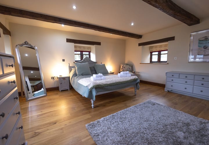 加大号卧室，配备套房和智能电视