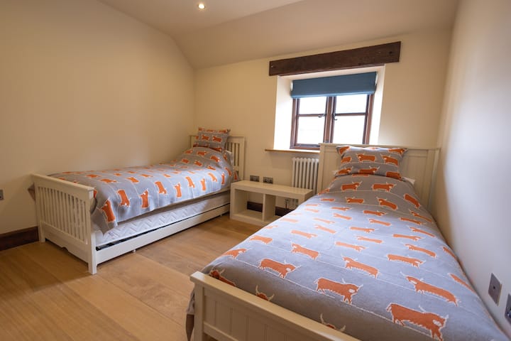 双人卧室，配备标准衣柜