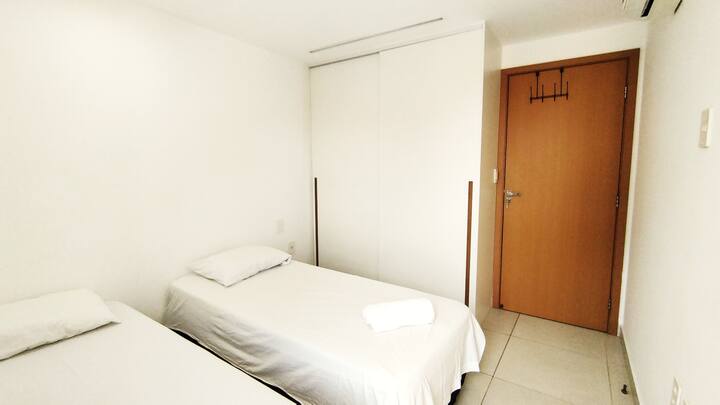 Социална стая с 2 отделни легла + гардероб + климатик