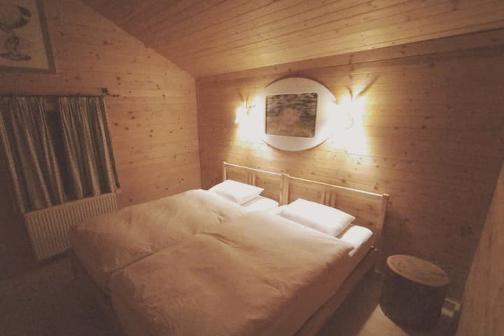 غرفة بسريرين /الطابق العلوي